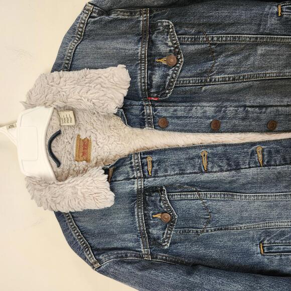 Stylish Levi's Denim Trucker Jacket with Sherpa Lining - Picture 2 of 11